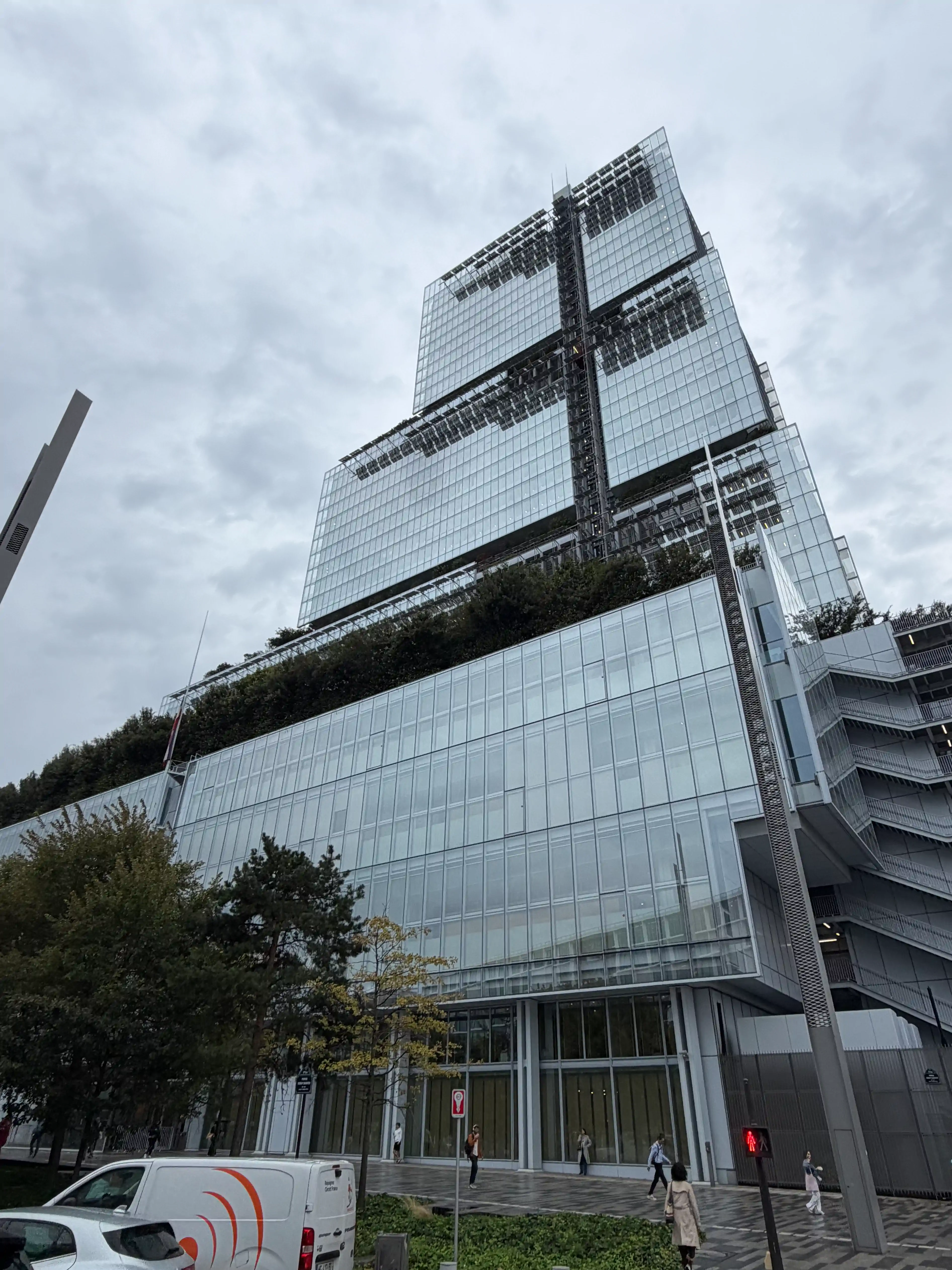 Torres y fachada acristalada del tribunal de París · Sentencia Swiftair, vuelo Air Algérie AH5017, 28 de septiembre de 2026. Torres y fachada acristalada del tribunal de París