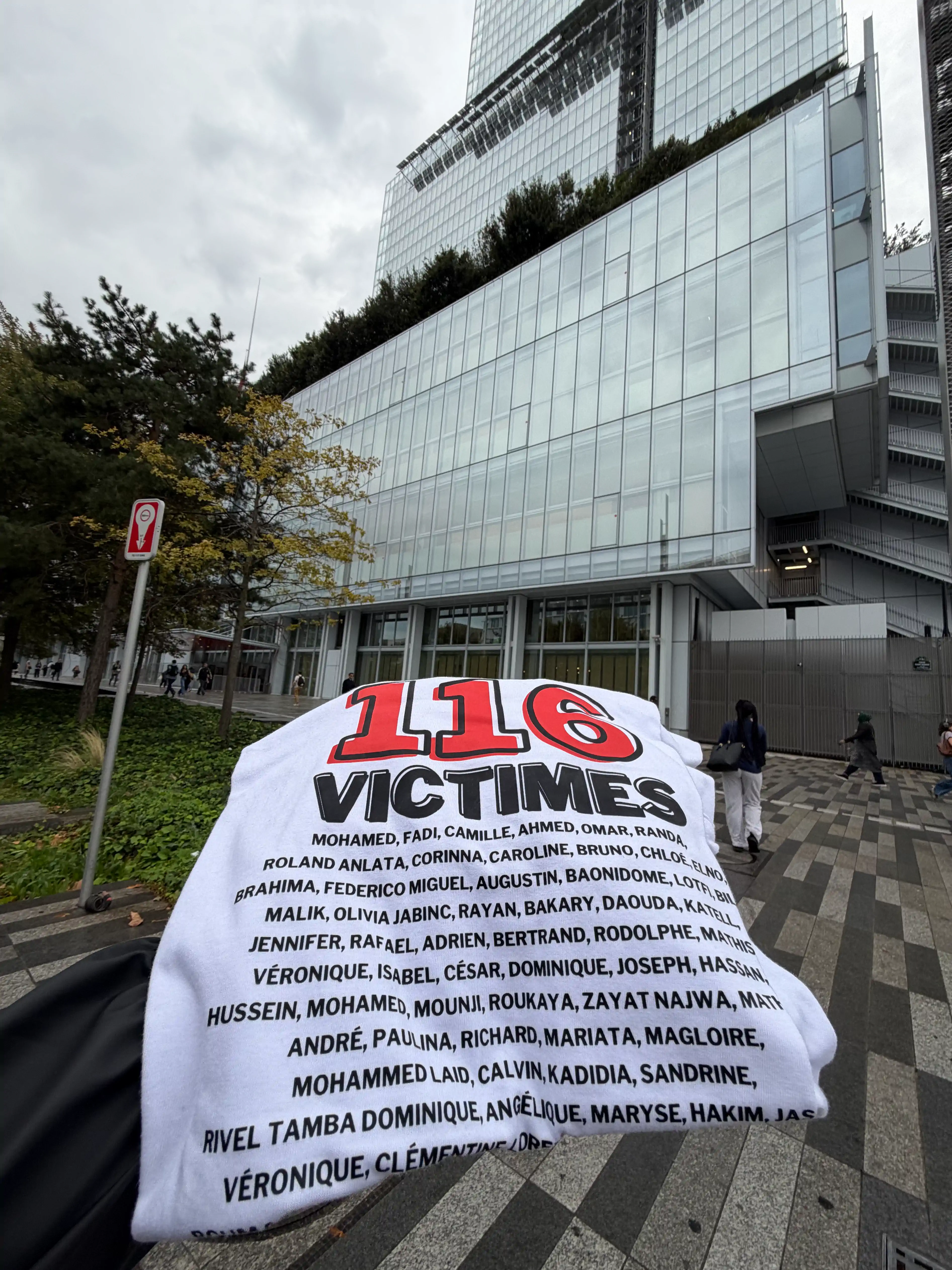 Camiseta «116 víctimas» ante el tribunal de París · Sentencia Swiftair, vuelo Air Algérie AH5017, 28 de septiembre de 2026. Camiseta «116 víctimas» ante el tribunal de París