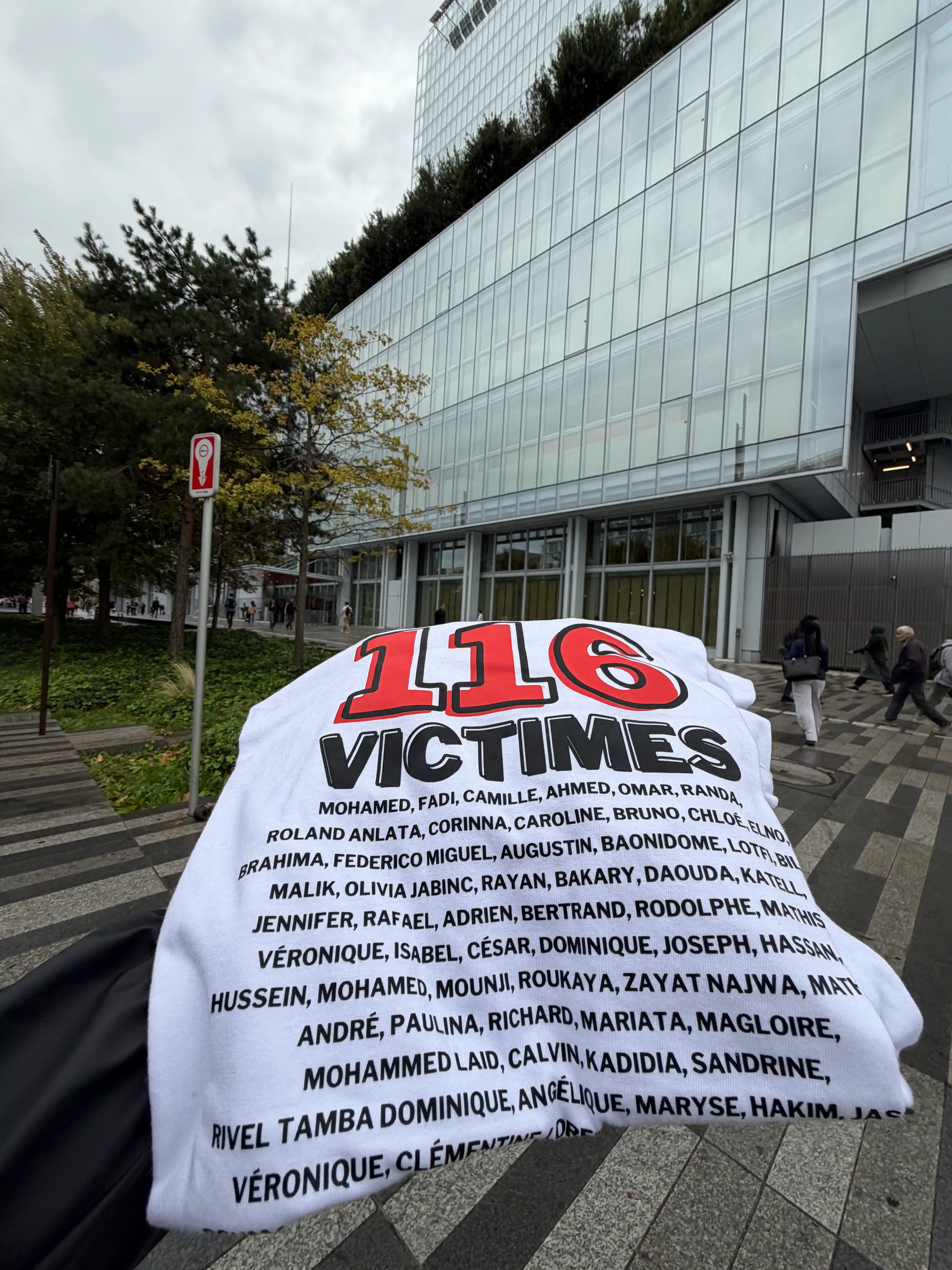 Nombres de las víctimas en una camiseta ante el tribunal · Sentencia Swiftair, vuelo Air Algérie AH5017, 28 de septiembre de 2026. Nombres de las víctimas en una camiseta ante el tribunal