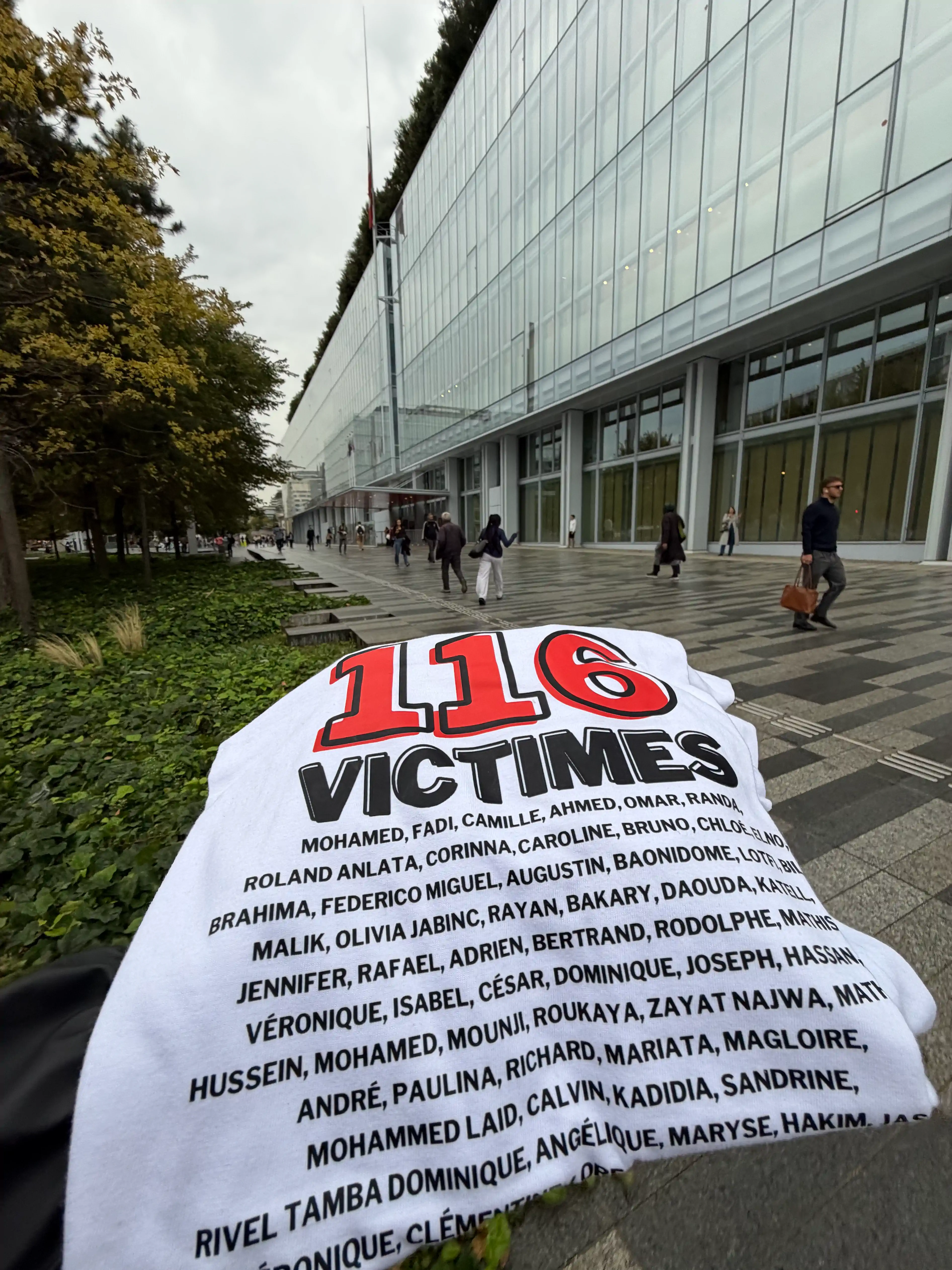 Homenaje a las 116 víctimas a la entrada del tribunal · Sentencia Swiftair, vuelo Air Algérie AH5017, 28 de septiembre de 2026. Homenaje a las 116 víctimas a la entrada del tribunal