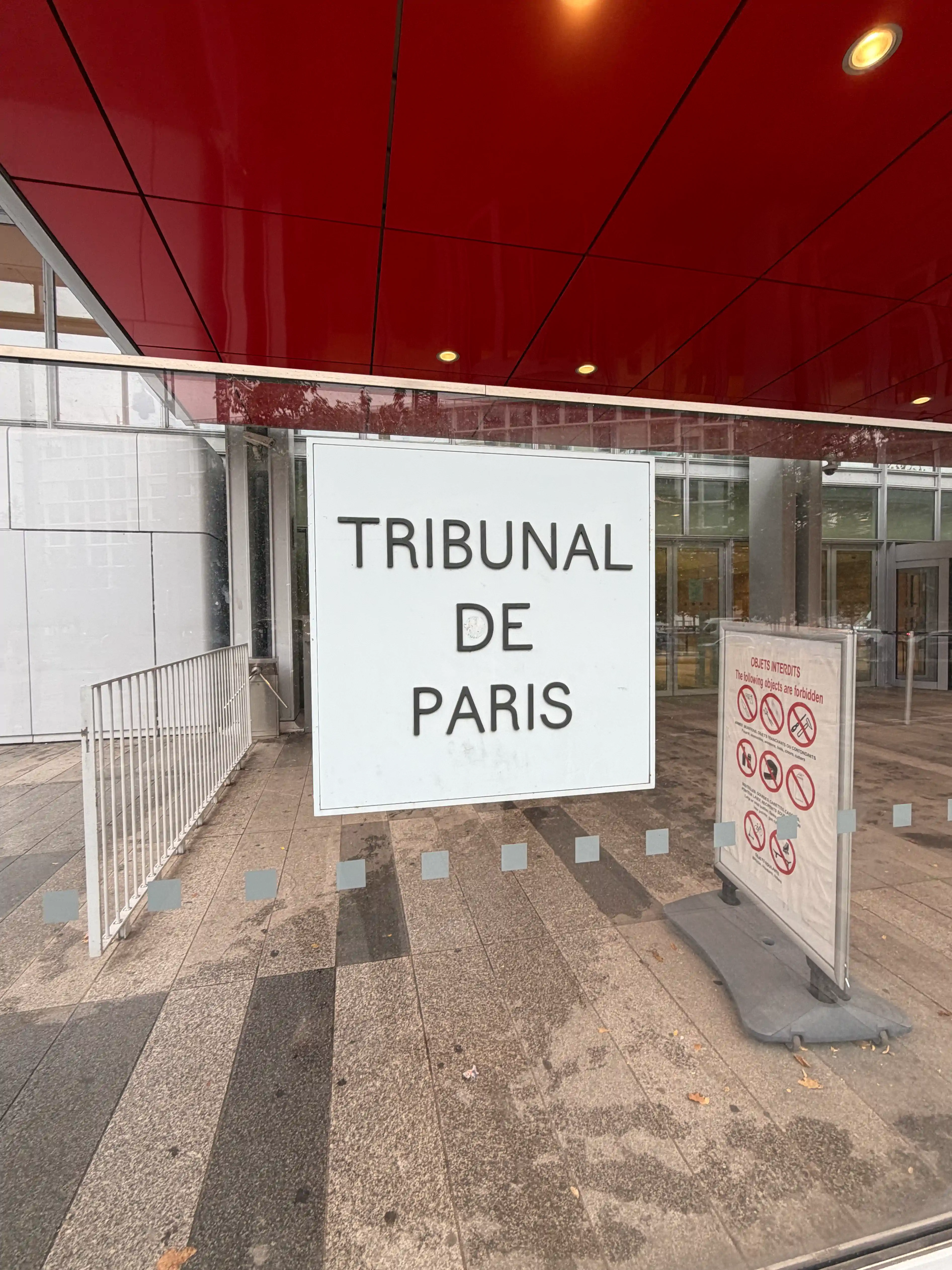 Cartel «Tribunal de Paris» en la entrada · Sentencia Swiftair, vuelo Air Algérie AH5017, 28 de septiembre de 2026. Cartel «Tribunal de Paris» en la entrada