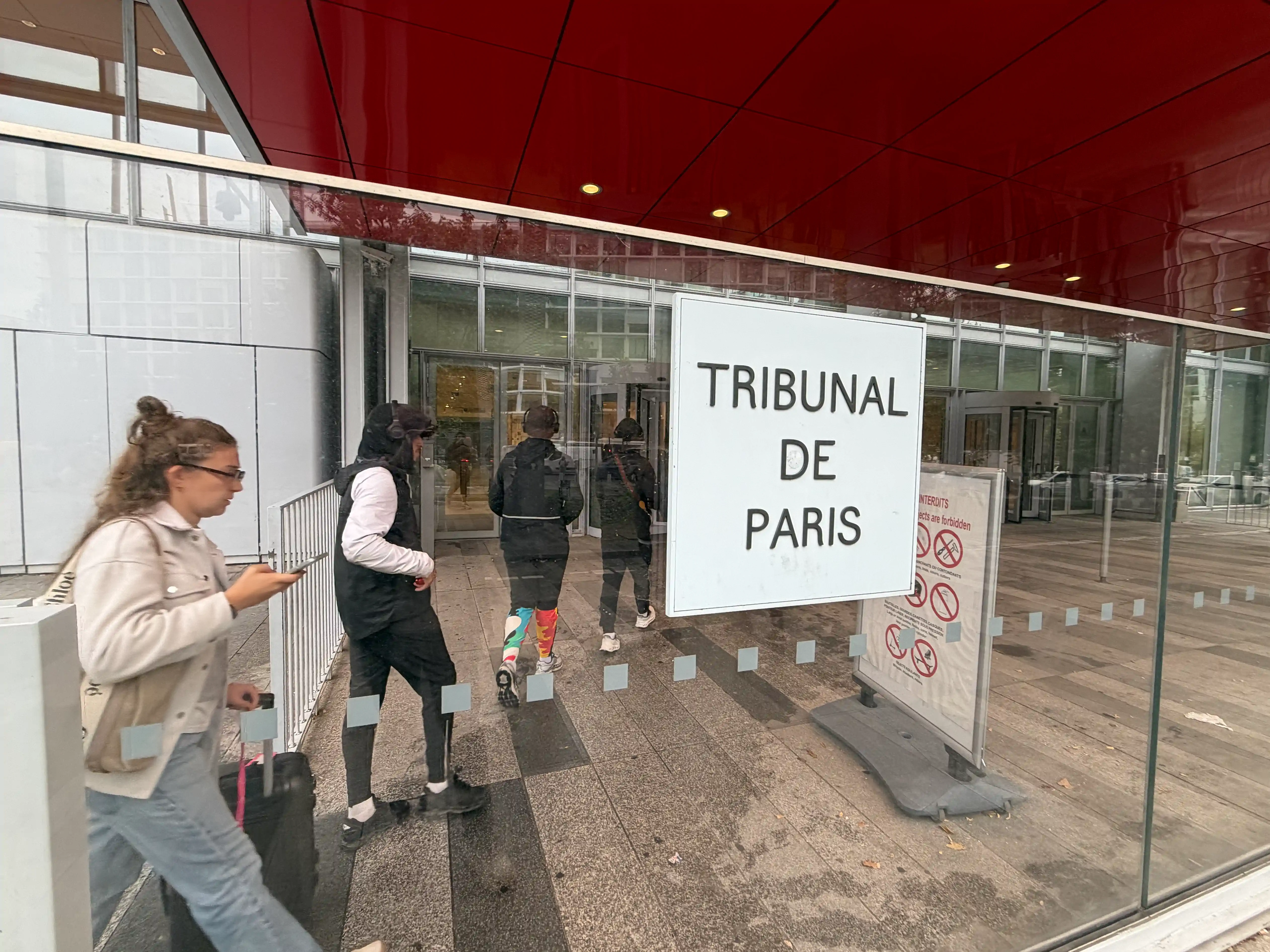 Entrada del tribunal de París y visitantes · Sentencia Swiftair, vuelo Air Algérie AH5017, 28 de septiembre de 2026. Entrada del tribunal de París y visitantes