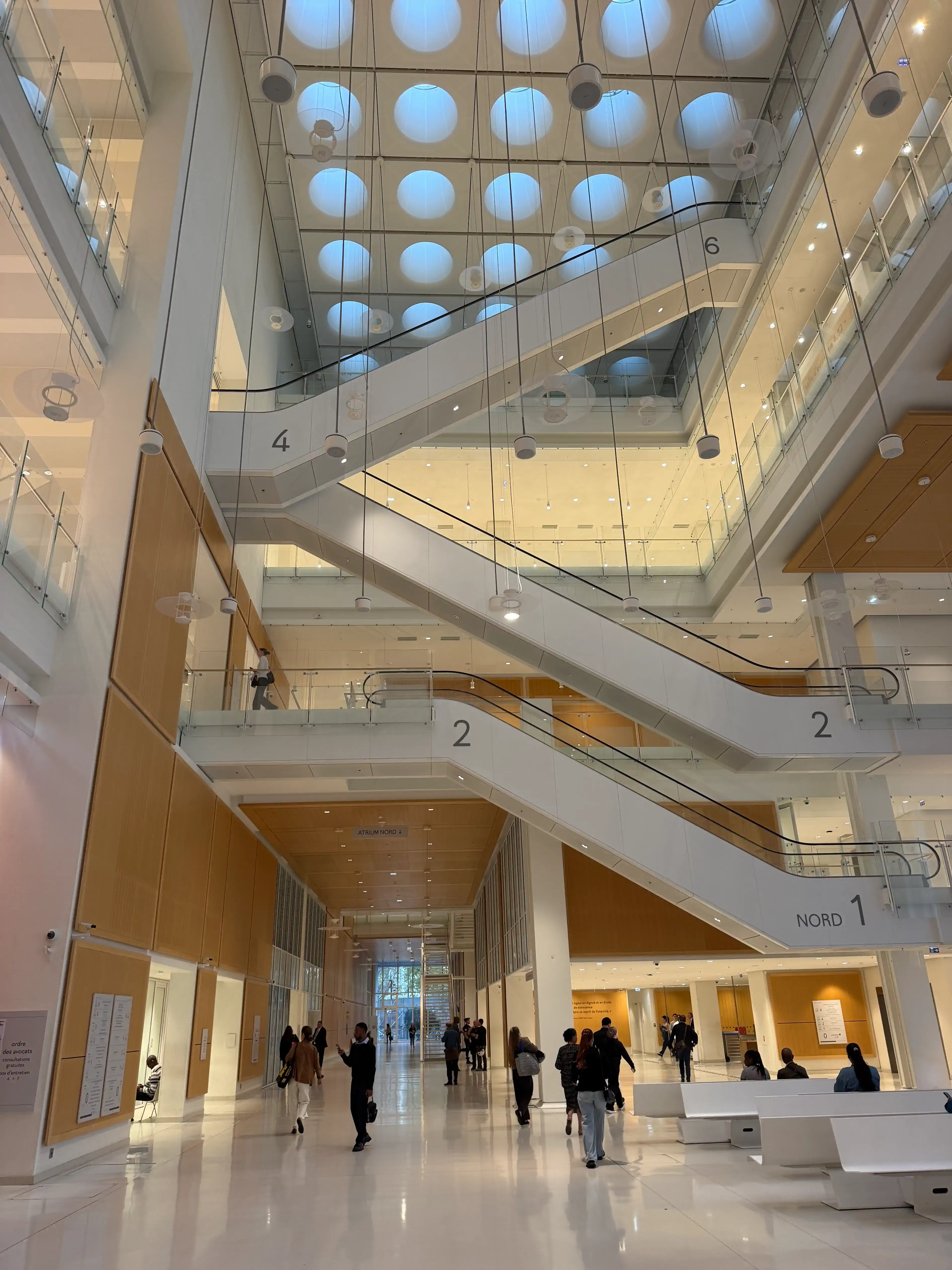 Escaleras y pasarelas del tribunal de París · Sentencia Swiftair, vuelo Air Algérie AH5017, 28 de septiembre de 2026. Escaleras y pasarelas del tribunal de París