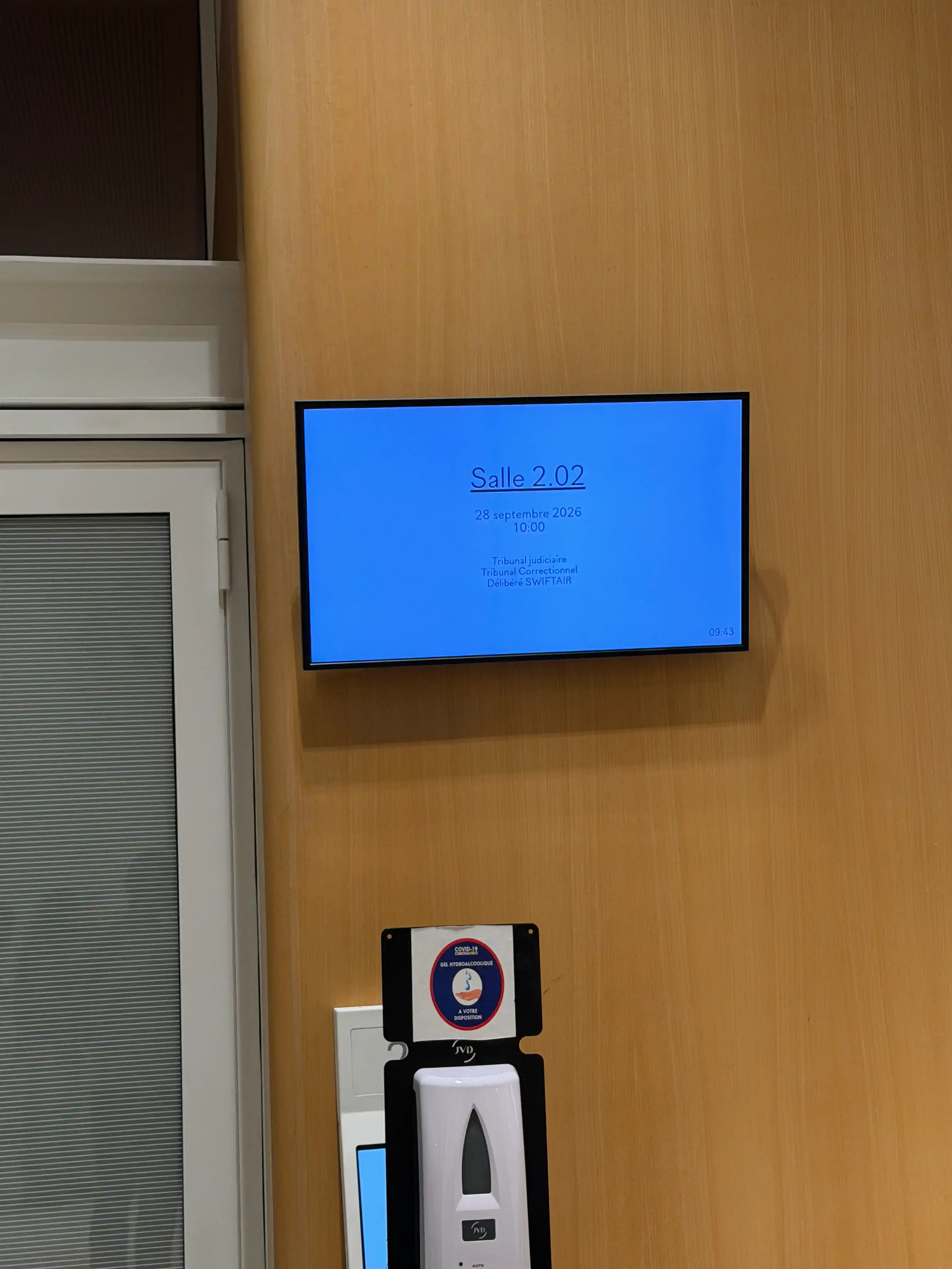 Pantalla que indica la sala de audiencias 2.02 · Sentencia Swiftair, vuelo Air Algérie AH5017, 28 de septiembre de 2026. Pantalla que indica la sala de audiencias 2.02