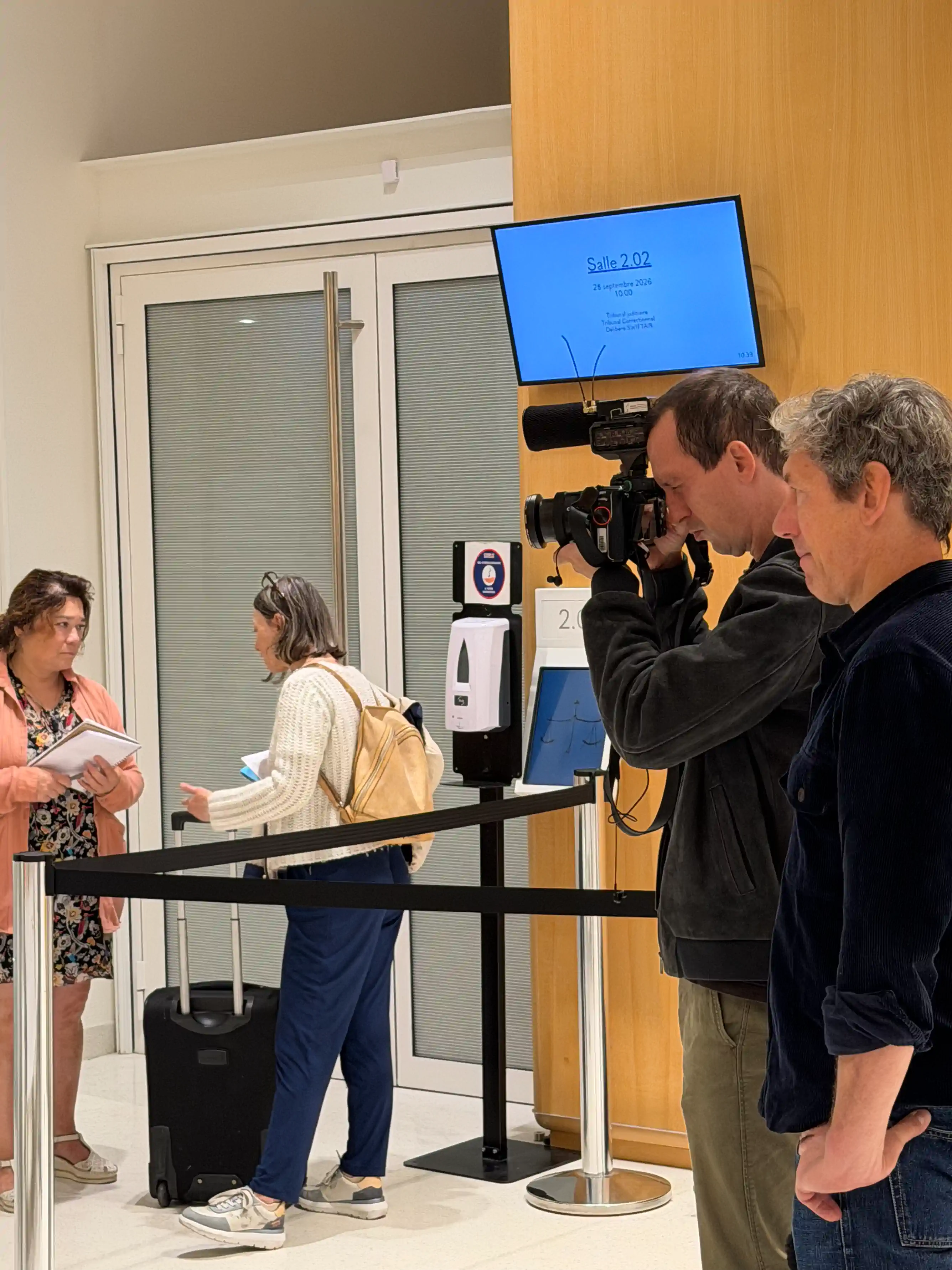 Equipo de televisión junto a la sala de audiencias · Sentencia Swiftair, vuelo Air Algérie AH5017, 28 de septiembre de 2026. Equipo de televisión junto a la sala de audiencias