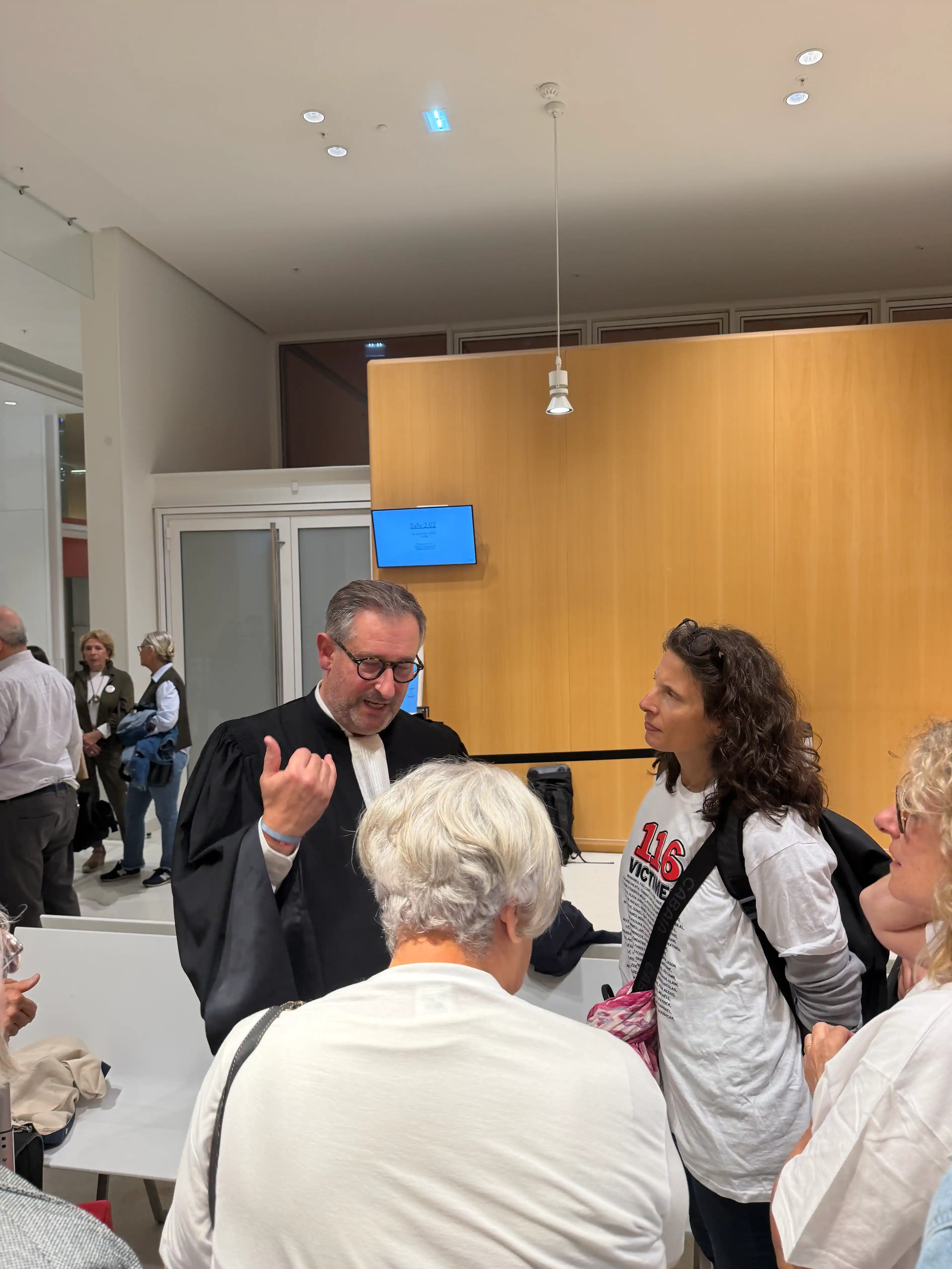 Conversación con un abogado junto a la sala 2.02 · Sentencia Swiftair, vuelo Air Algérie AH5017, 28 de septiembre de 2026. Conversación con un abogado junto a la sala 2.02