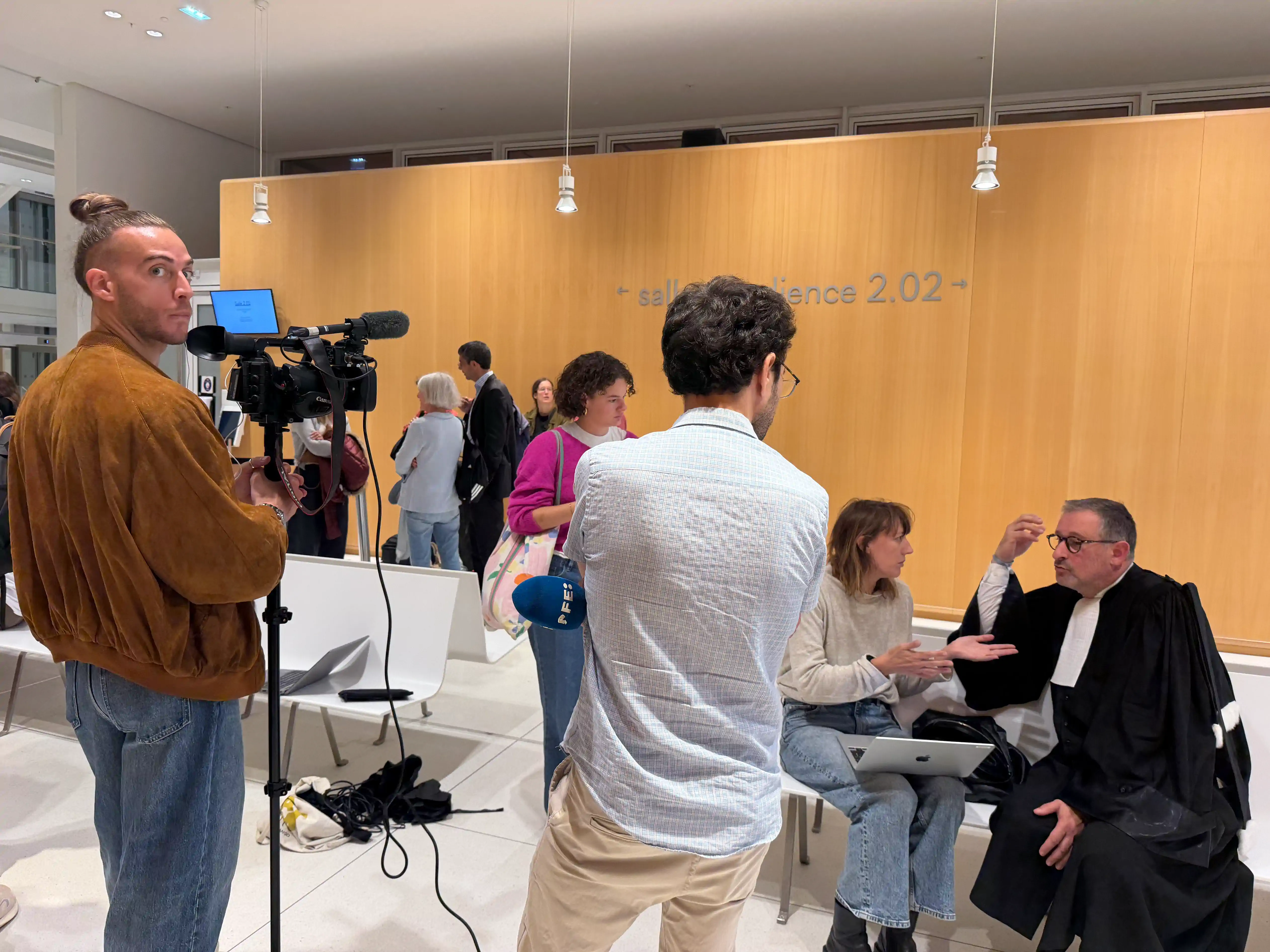 Equipo de televisión y abogado sentado en el pasillo · Sentencia Swiftair, vuelo Air Algérie AH5017, 28 de septiembre de 2026. Equipo de televisión y abogado sentado en el pasillo