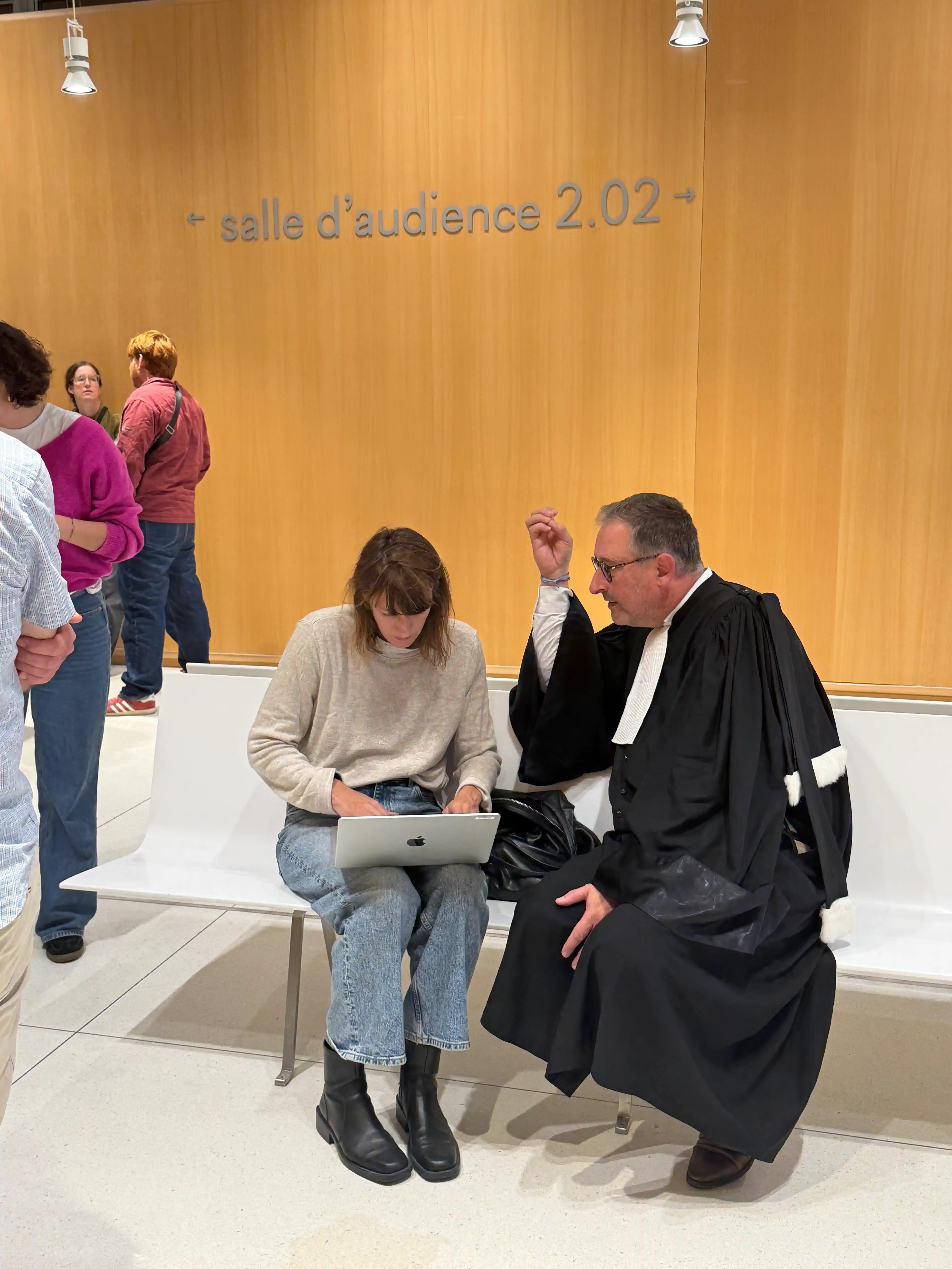 Abogado sentado junto a una persona con un ordenador · Sentencia Swiftair, vuelo Air Algérie AH5017, 28 de septiembre de 2026. Abogado sentado junto a una persona con un ordenador