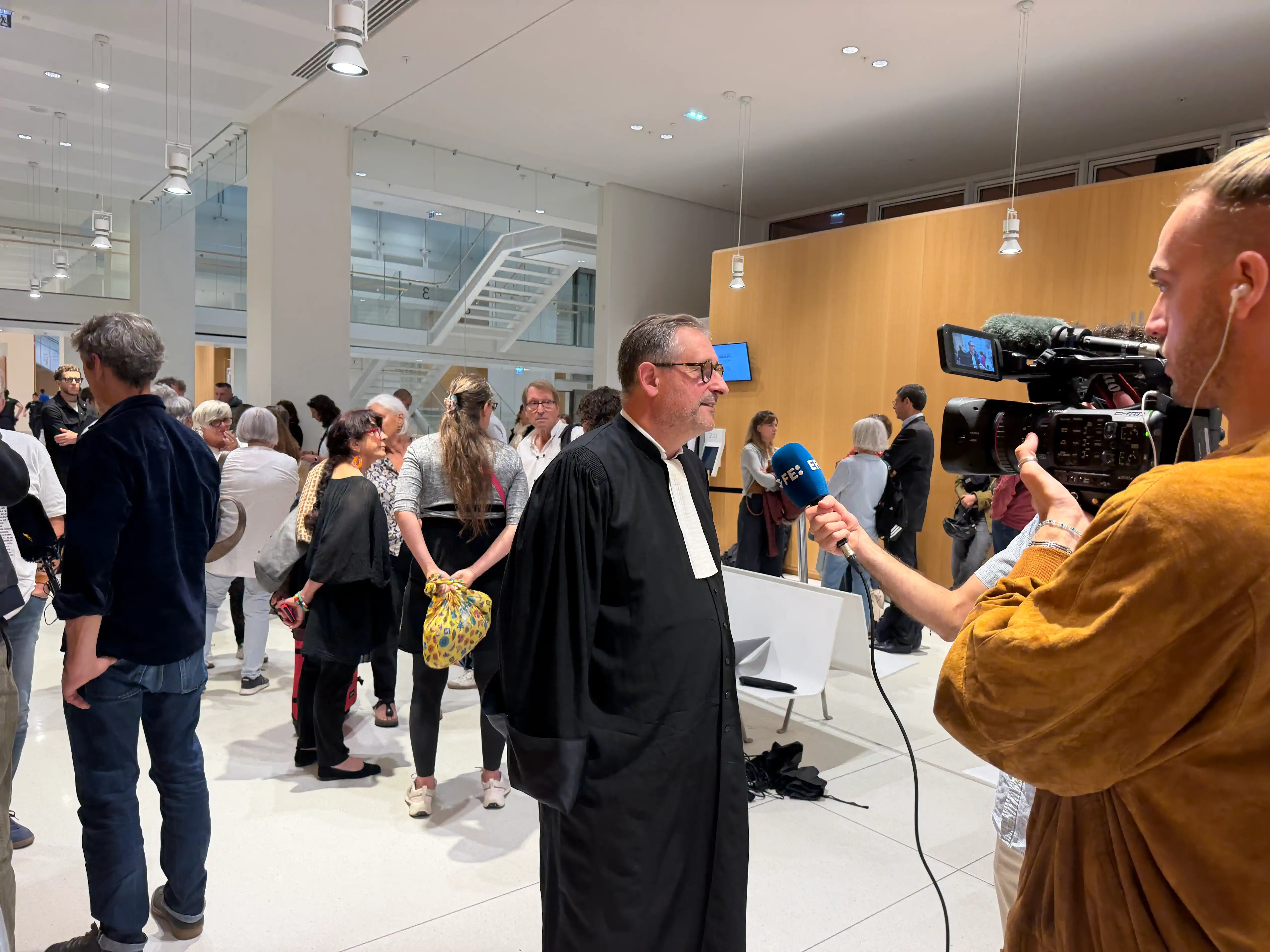 Abogado respondiendo a un periodista con micrófono · Sentencia Swiftair, vuelo Air Algérie AH5017, 28 de septiembre de 2026. Abogado respondiendo a un periodista con micrófono