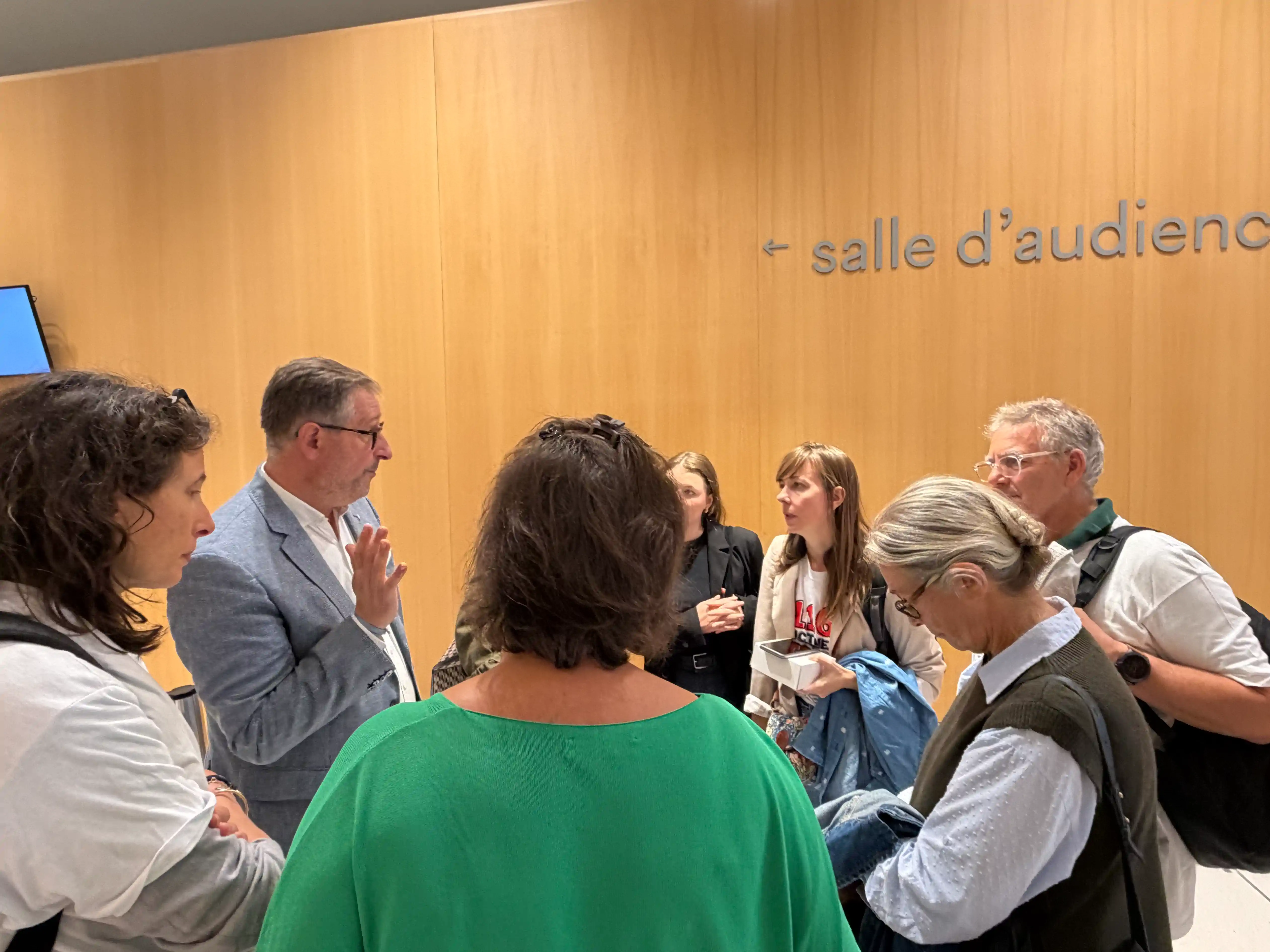 Conversación en el pasillo ante la sala de audiencias · Sentencia Swiftair, vuelo Air Algérie AH5017, 28 de septiembre de 2026. Conversación en el pasillo ante la sala de audiencias