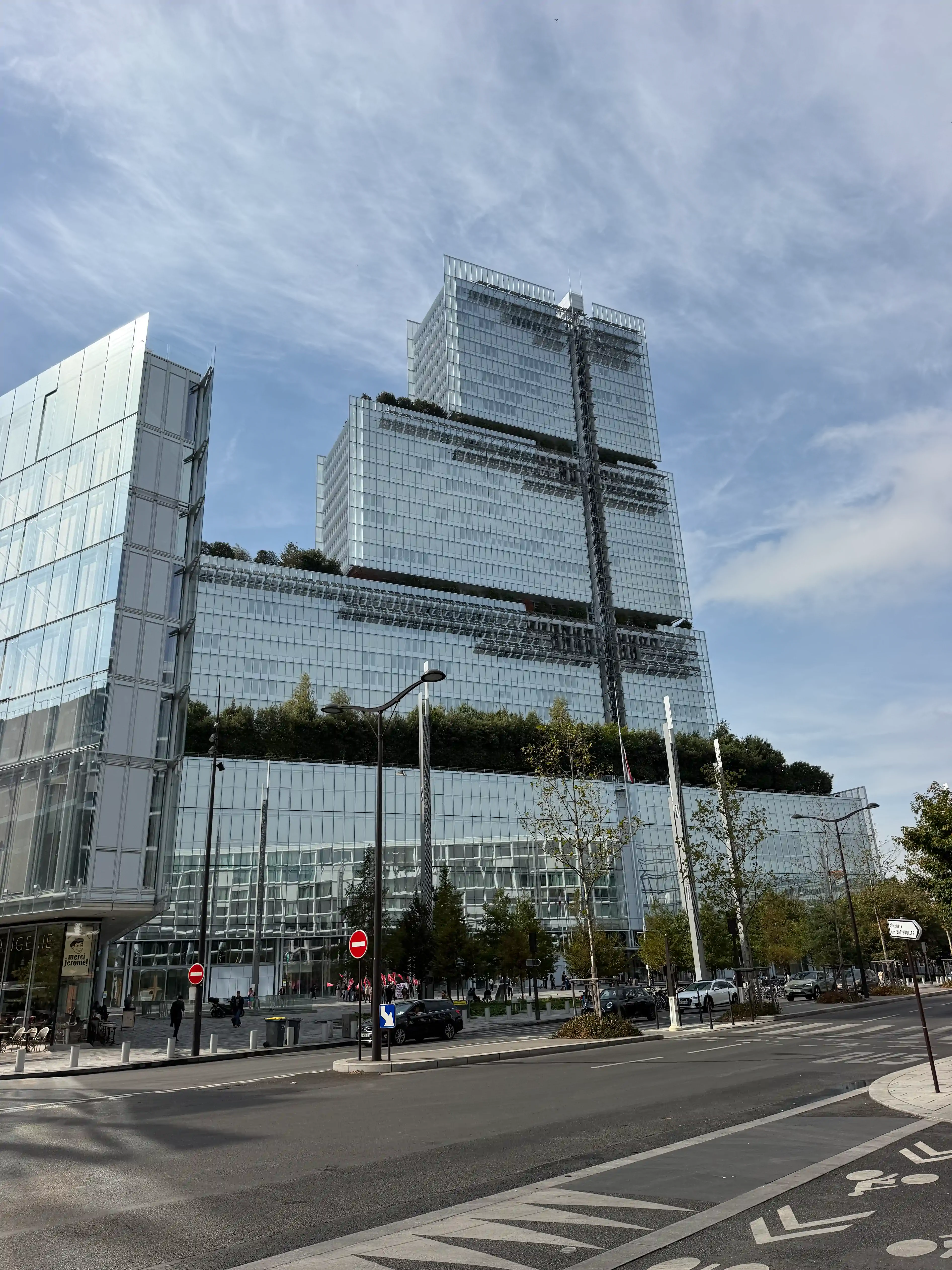 Vista exterior de las torres del tribunal de París · Sentencia Swiftair, vuelo Air Algérie AH5017, 28 de septiembre de 2026. Vista exterior de las torres del tribunal de París