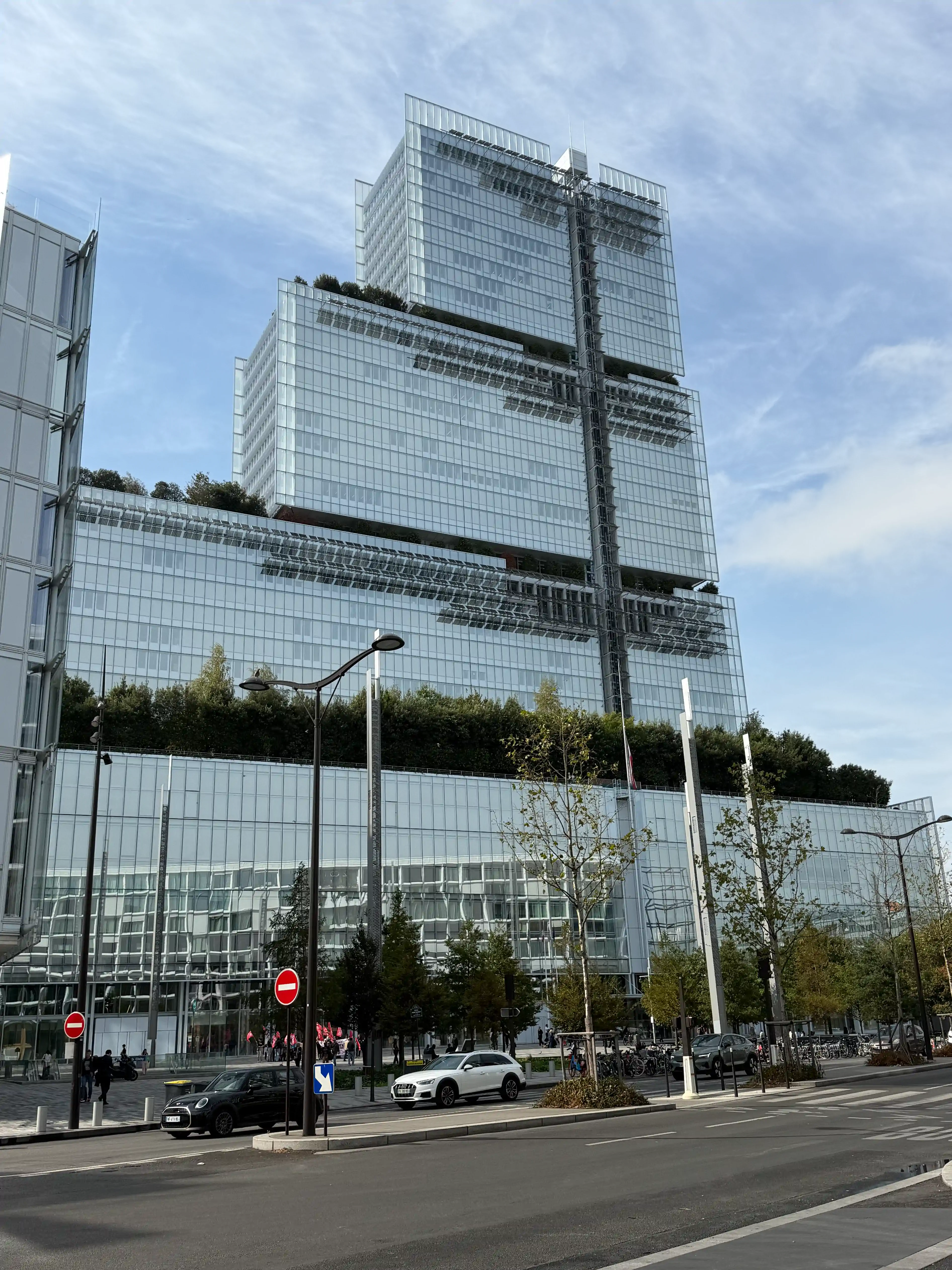 Fachada acristalada y explanada del tribunal de París · Sentencia Swiftair, vuelo Air Algérie AH5017, 28 de septiembre de 2026. Fachada acristalada y explanada del tribunal de París